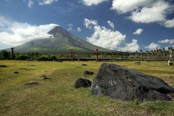 Philippines evacuates more than 12,000 over Mayon Volcano eruption threat - Sputnik International