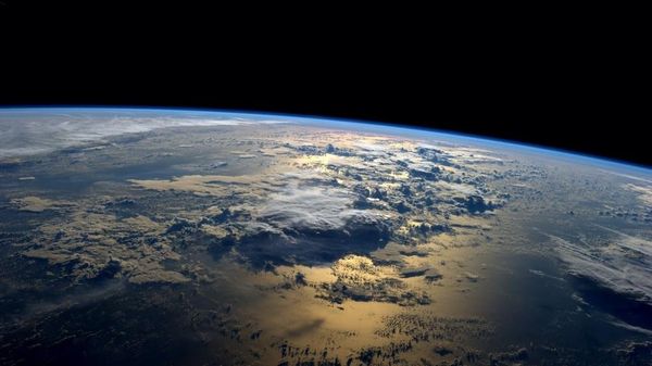 A private company in Beijing is planning to build a high-altitude balloon to take people 40 kilometers above the earth to the brink of the planet's atmosphere. A private company in Beijing is planning to build a high-altitude balloon to take people 40 kilometers above the earth to the brink of the planet's atmosphere. - Sputnik International
