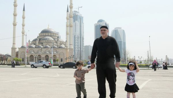 Мужчина с детьми на площади у мечети Сердце Чечни имени Ахмата Кадырова - Sputnik International