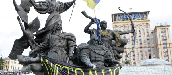 Monument with banner in support of lustration bill - Sputnik International