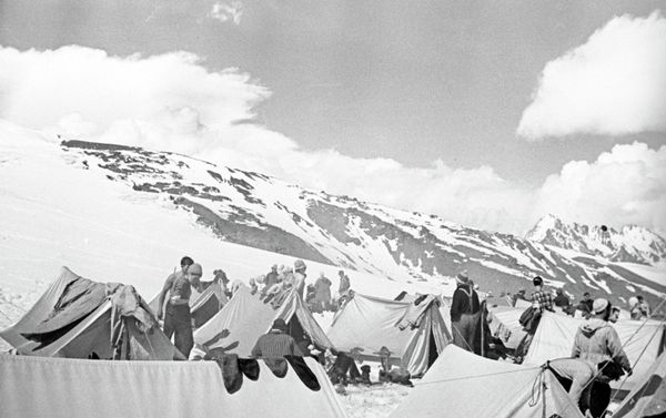 Ascent to Elbrus, dedicated to the 50th anniversary of the 1917 Revolution. (File) Ascent to Elbrus, dedicated to the 50th anniversary of the 1917 Revolution. (File) - Sputnik International