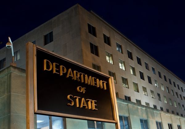 US State Department claimed US recognize that sanctions against Russia cause damage to the European countries, but urged the EU not to oppose them - Sputnik International