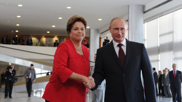 The Russian President Vladimir Putin and the incumbent President of Brazil Dilma Rousseff shake hands during the official visit of the Russian leader to Brazil. - Sputnik International