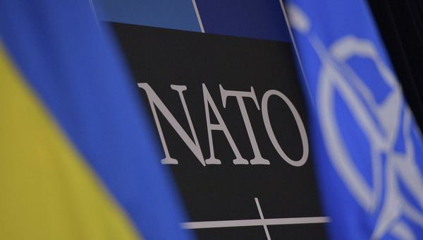 Ukraine's People's Front faction has initiated legislation in parliament to change the country's current non-aligned status, a major hurdle in the way of Ukraine's accession to NATO, the party's press service said Wednesday. - Sputnik International