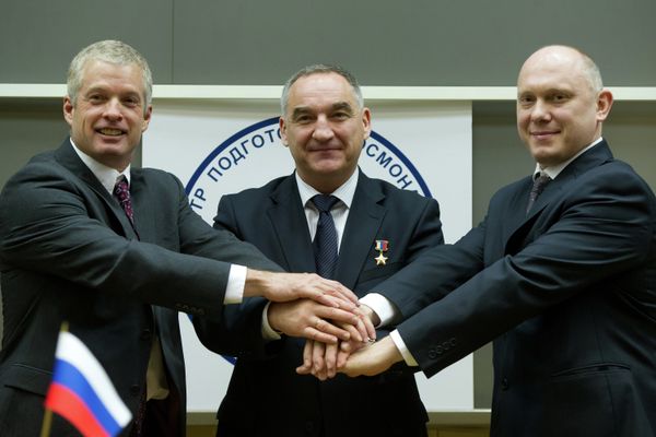 From right: Oleg Artemyev and Alexander Skvortsov, Roskomos cosmonauts, and NASA astronaut Steven Swanson during a news conference by the ISS 39/40 expedition crew who returned to back to the Earth September 11, 2014 aboard the Soyuz TMA-12M spaceship. - Sputnik International