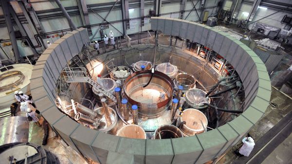 Assembling a reactor in the 'clean area' of the BN-800 power unit at the Beloyarskaya NPP - Sputnik International