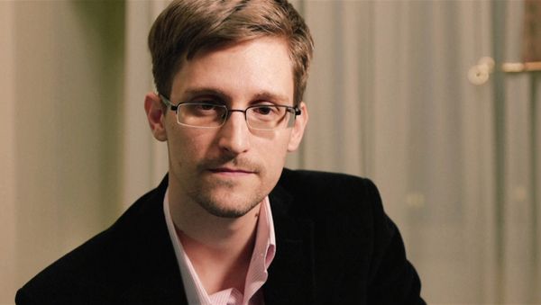 A documentary showed America's whistleblower Edward Snowden reunited with his long-time girlfriend in Moscow - Sputnik International