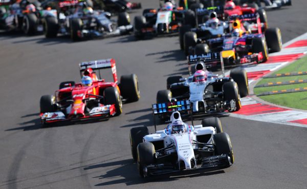 Russia's first Formula One racing competition kicked off with Russian driver Daniil Kvyat for Toro Rosso team starting from the fifth place. - Sputnik International