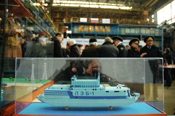 A miniature of a floating nuclear power station Akademic Lomonosov, which is planned to be used in the Russian Arctic mostly for offshore oil and gas feild development. - Sputnik International