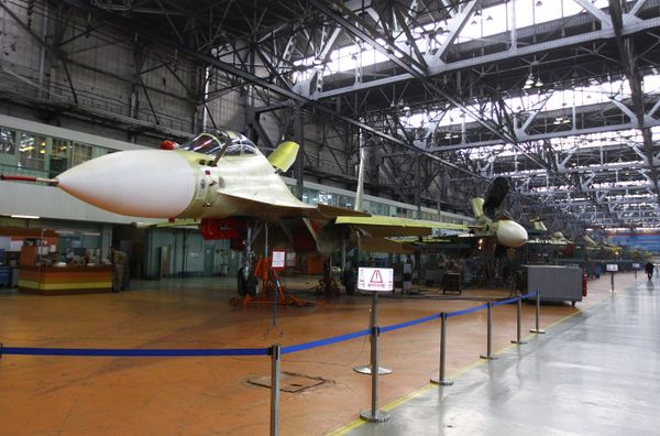 Irkut aircraft maker will deliver 30 Su-family fighter jets and 30 Yak-130 combat trainers to the Russian Armed Forces - Sputnik International