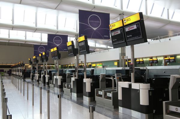 Heathrow airport has started screening passengers arriving from countries struck by Ebola for the deadly virus - Sputnik International