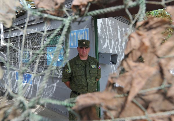 A Russian peacekeeper at the checkpoint near the entrance to the town of Bender. - Sputnik International