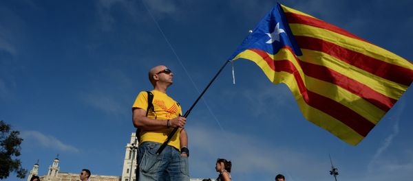 Catalans are expected to turn out in droves on Sunday to make their strongest show of force to date for breaking away from the rest of Spain in a symbolic independence vote. Above: A man holds a pro-Catalan independence flag known as the Estelada. Catalans are expected to turn out in droves on Sunday to make their strongest show of force to date for breaking away from the rest of Spain in a symbolic independence vote. Above: A man holds a pro-Catalan independence flag known as the Estelada. - Sputnik International