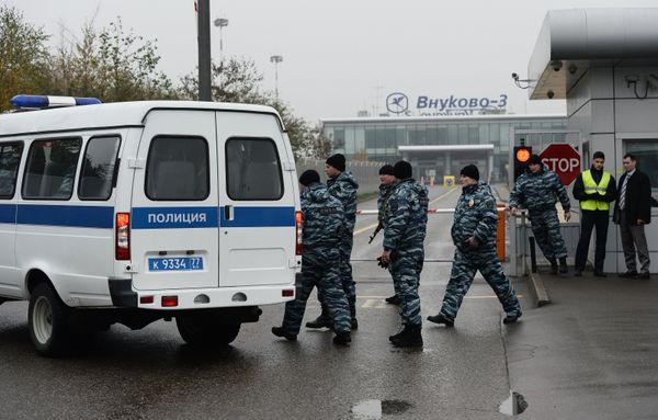 Policemen near the place of air crash of Falcon 50 jet in Vnukovo. - Sputnik International