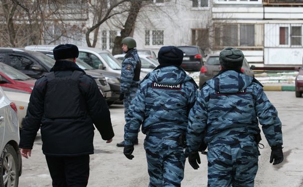 A14-year-old boy has been detained in the Moscow region on suspicion of stabbing a school security guard after he refused to let the teenager inside the school building. - Sputnik International