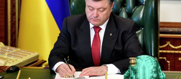 Ukrainian President Petro Poroshenko signs a law Ukrainian President Petro Poroshenko signs a law - Sputnik International