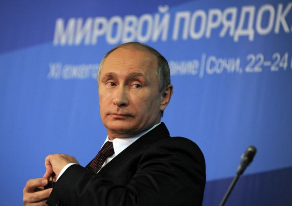 Russian President Vladimir Putin (right) attends the wrap-up session of the 11th Meeting of the Valdai Discussion Club in Sochi on October 24, 2014. - Sputnik International