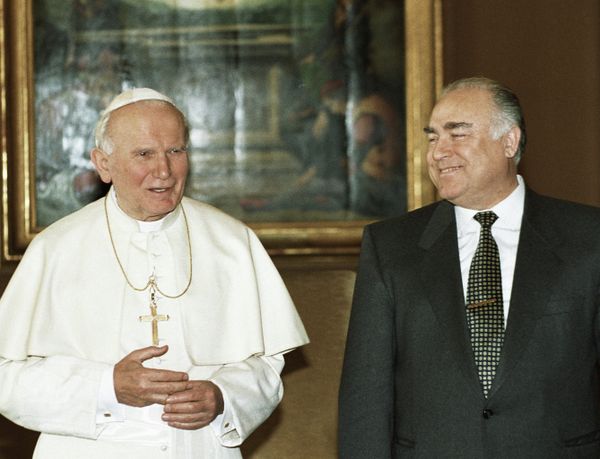 A 3.6-meter-high monument to Catholic Pope John Paul II by Russian sculptor Zurab Tsereteli was unveiled Saturday near the Notre-Dame Cathedral in Paris, France. - Sputnik International