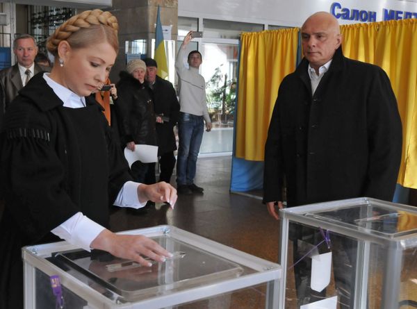 Batkivshchyna party leader Yulia Tymoshenko cast her vote at a polling station in Dnipropetrovsk - Sputnik International