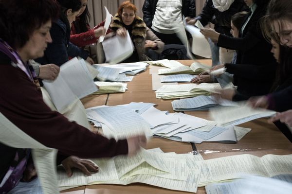 Petro Poroshenko's Bloc is maintaining a narrow lead with five percent of the ballots on party lists counted - Sputnik International