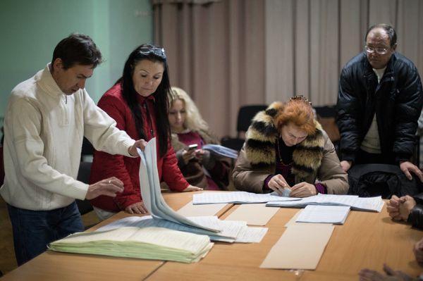 Petro Poroshenko Bloc leads in Ukraine's parliamentary elections as 10.15 percent of the ballots have been counted - Sputnik International